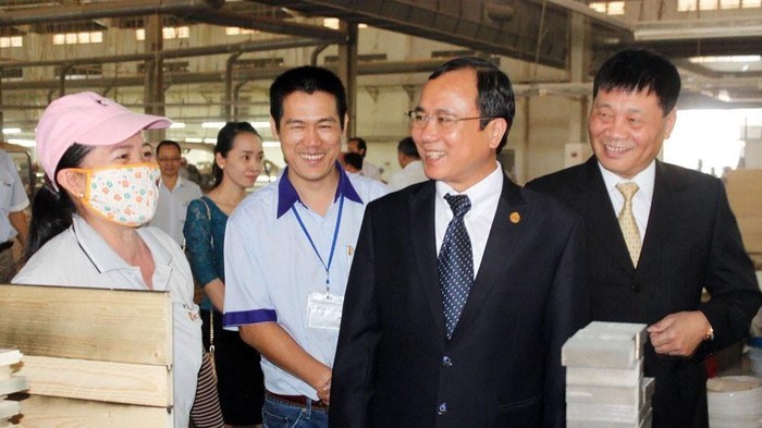 Bí thư Tỉnh ủy Trần Văn Nam thăm hỏi công nhân tại Khu công nghiệp Mỹ Phước dịp Tết Nguyên đán